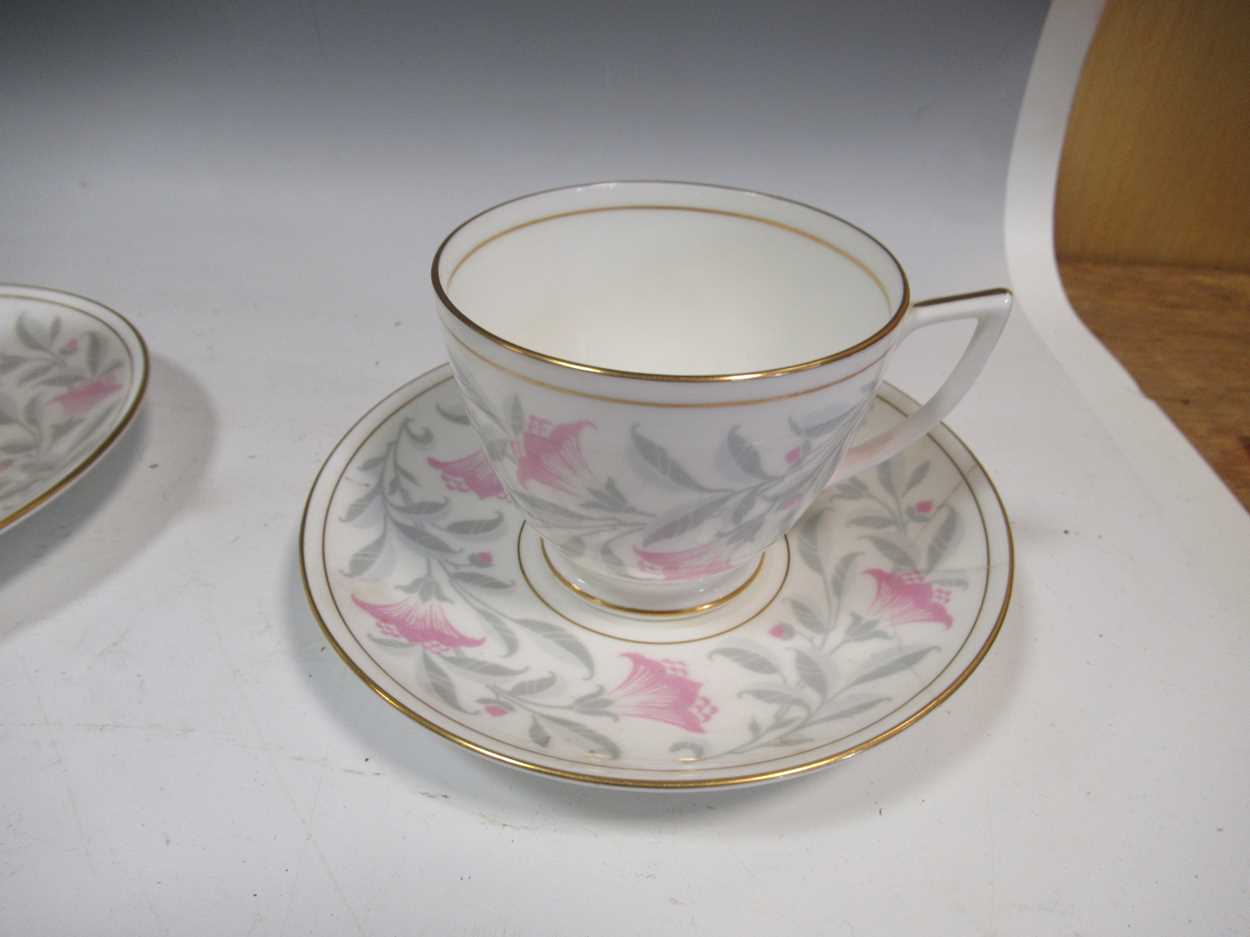 Mintons Petunia pattern tea set, to include teapot, cups and saucers and milk jug - Bild 3 aus 5