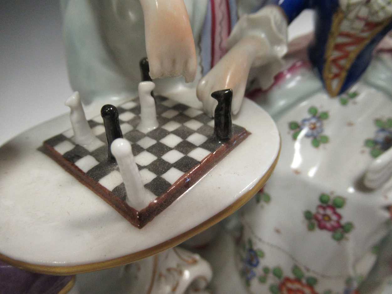 Three Continental porcelain models of figures in antique dress playing chess (3) - Bild 4 aus 9