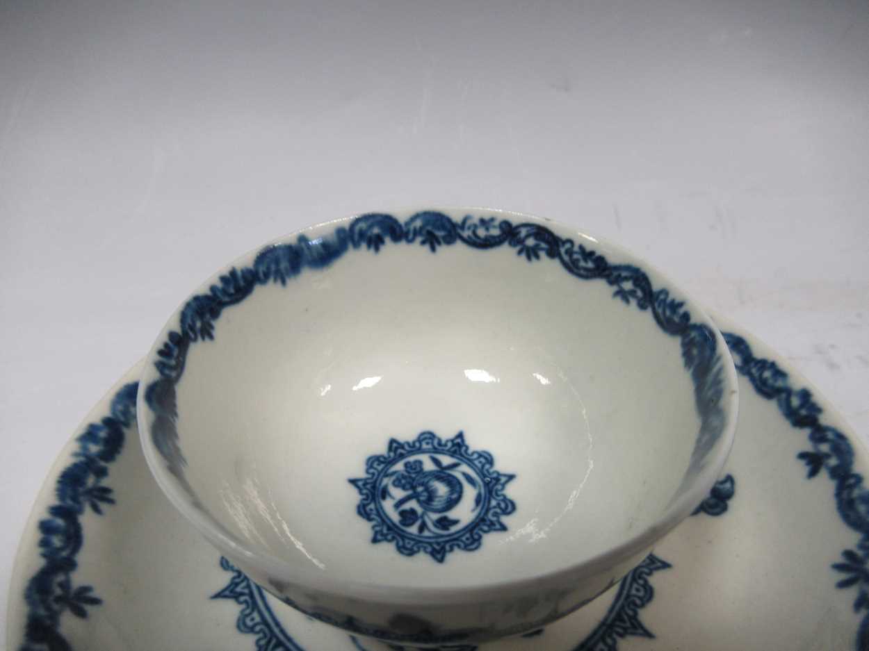 An 18th century Worcester blue and white teabowl and saucer - Bild 3 aus 4