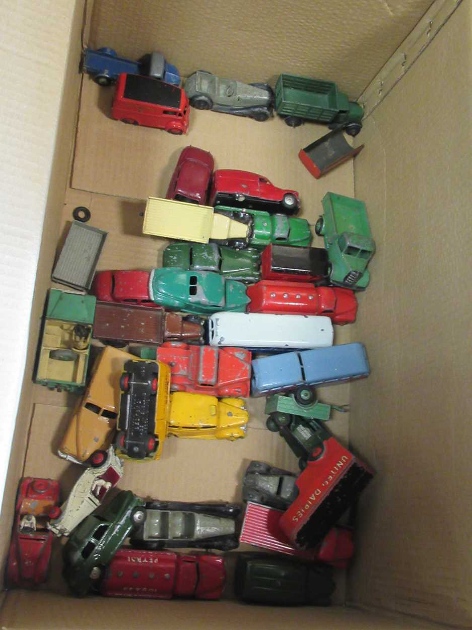 Box of mixed loose Dinky Toys vehicles including Raleigh Cycles Ausrtin van, various tankers and - Bild 4 aus 12