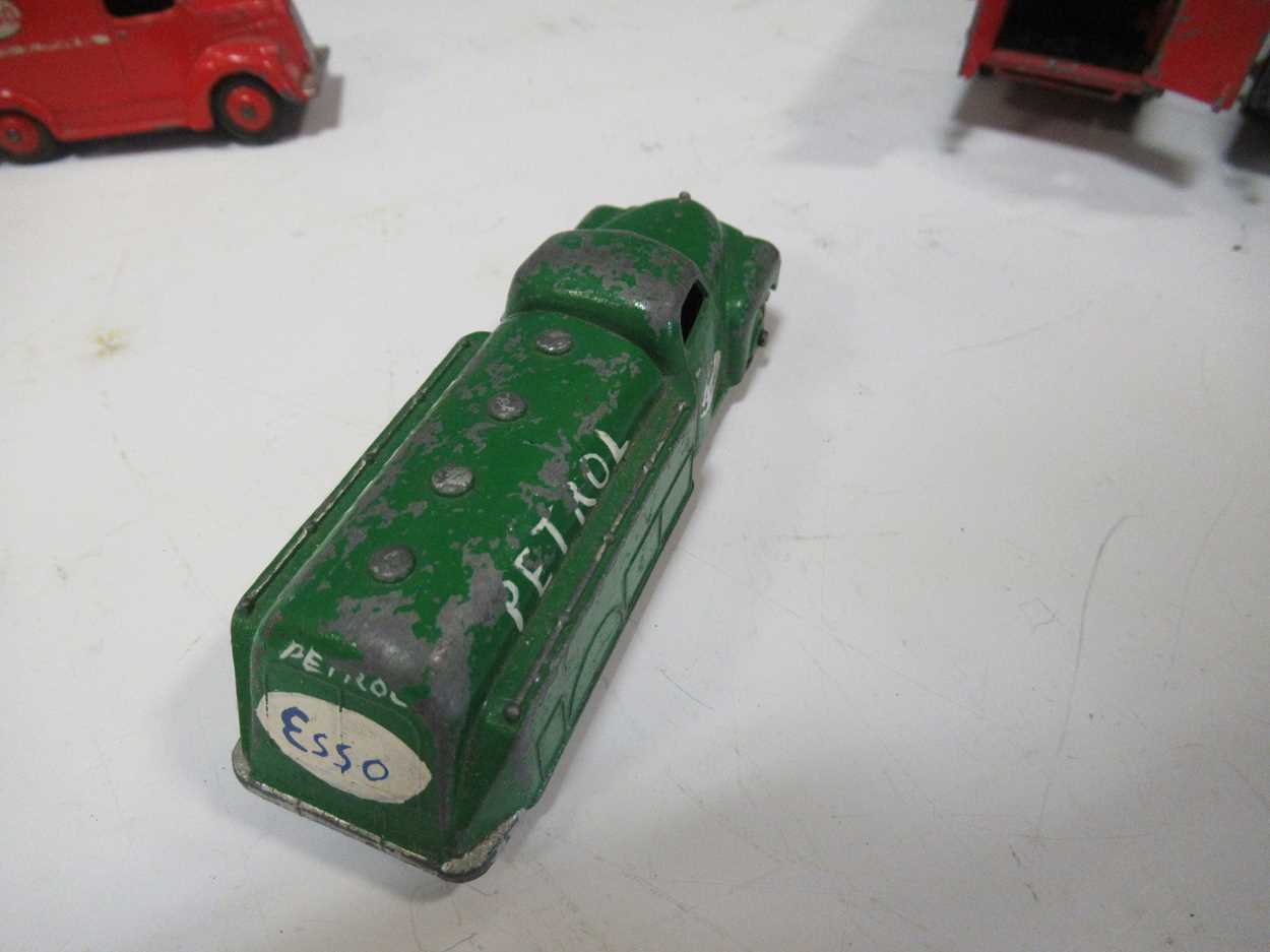 Box of mixed loose Dinky Toys vehicles including Raleigh Cycles Ausrtin van, various tankers and - Bild 2 aus 12