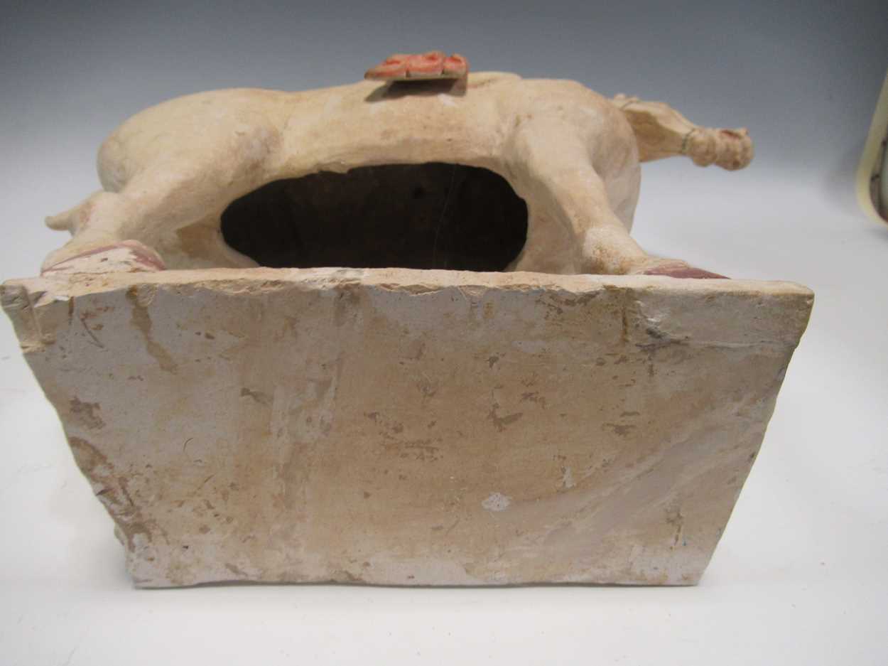 A modern Tang pottery horse, 39cm high - Bild 2 aus 2
