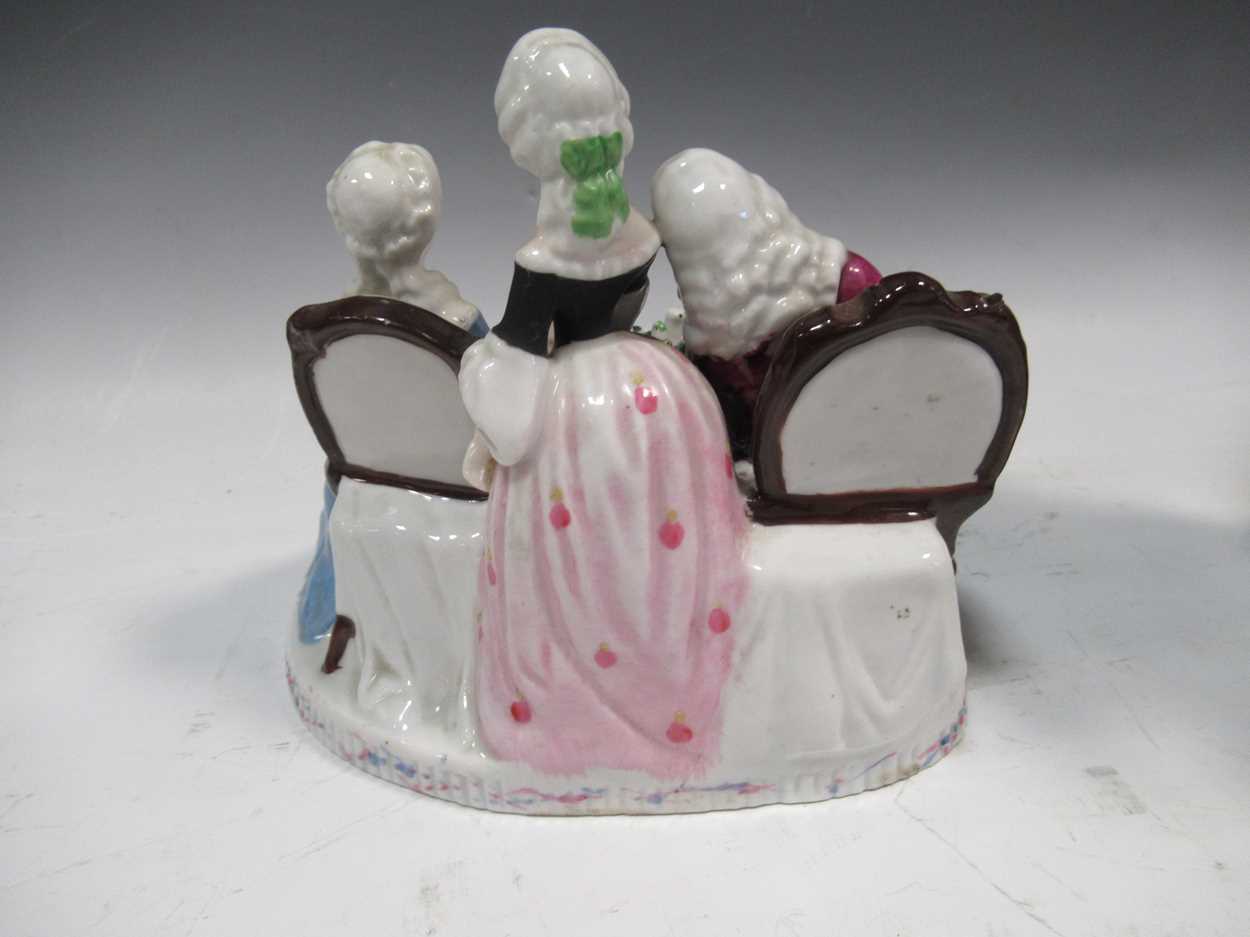 Three Continental porcelain models of figures in antique dress playing chess (3) - Bild 5 aus 9