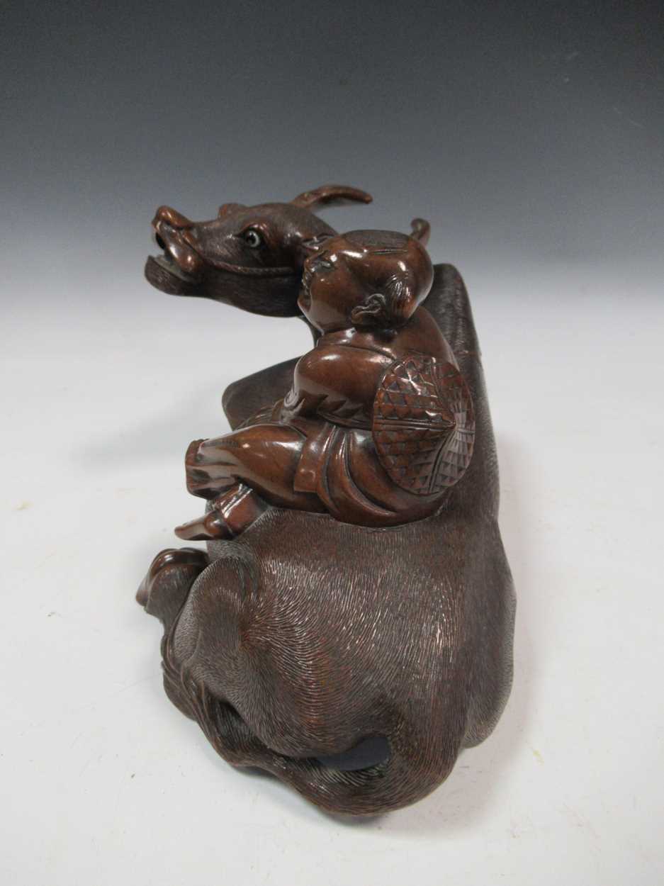 An Asian carved hardwood water buffalo with rider, circa 1900 - Bild 4 aus 5