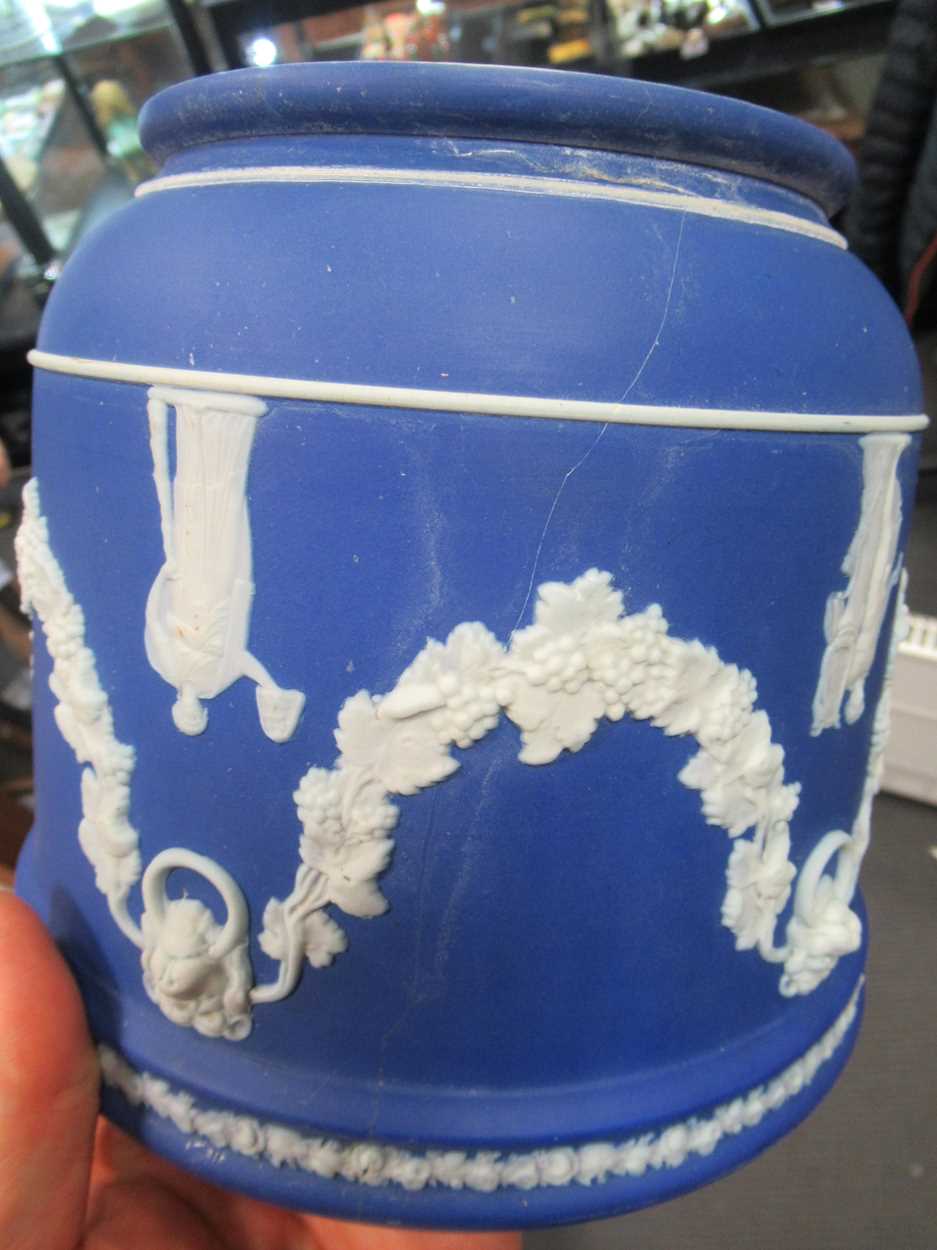 A Wedgwood blue jasperware jardiniere and a pair of cache pots (3)Condition report: See images for - Bild 2 aus 5