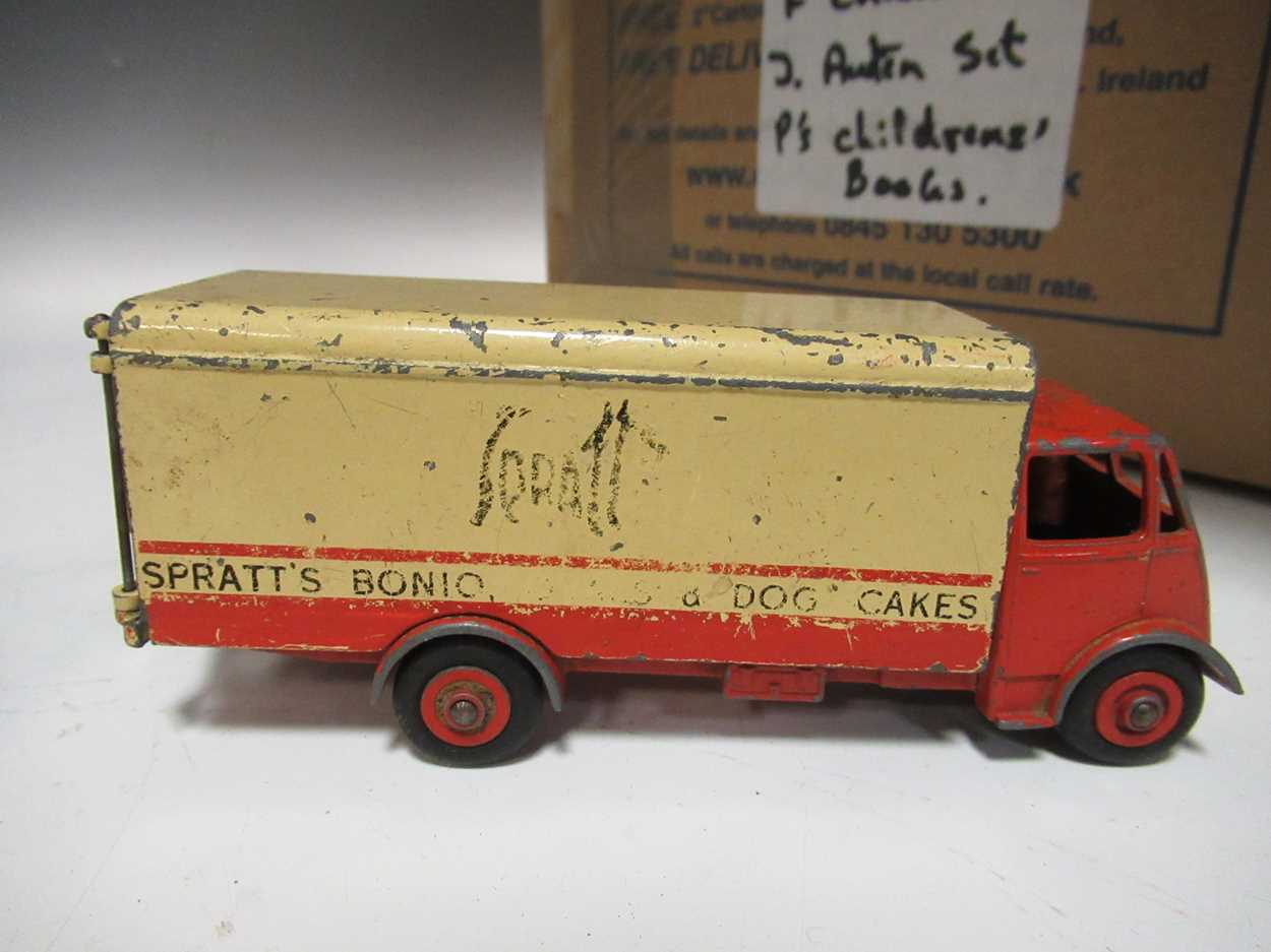 Box of mixed loose Dinky Toys vehicles including Raleigh Cycles Ausrtin van, various tankers and - Bild 7 aus 12