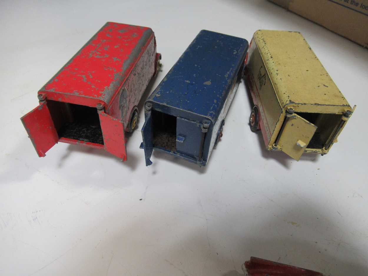 Box of mixed loose Dinky Toys vehicles including Raleigh Cycles Ausrtin van, various tankers and - Bild 8 aus 12