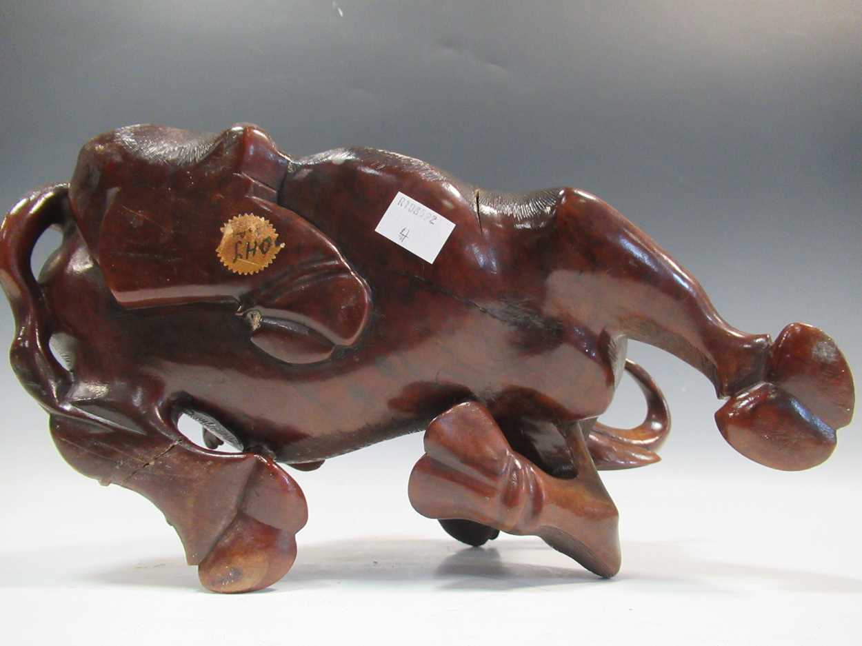 An Asian carved hardwood water buffalo with rider, circa 1900 - Bild 5 aus 5