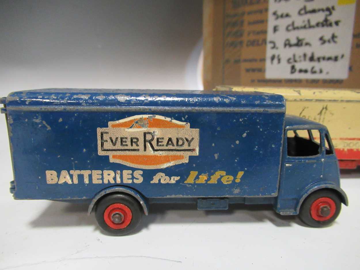 Box of mixed loose Dinky Toys vehicles including Raleigh Cycles Ausrtin van, various tankers and - Bild 6 aus 12