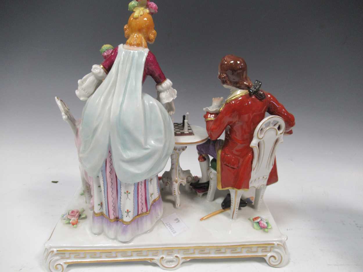 Three Continental porcelain models of figures in antique dress playing chess (3) - Bild 8 aus 9