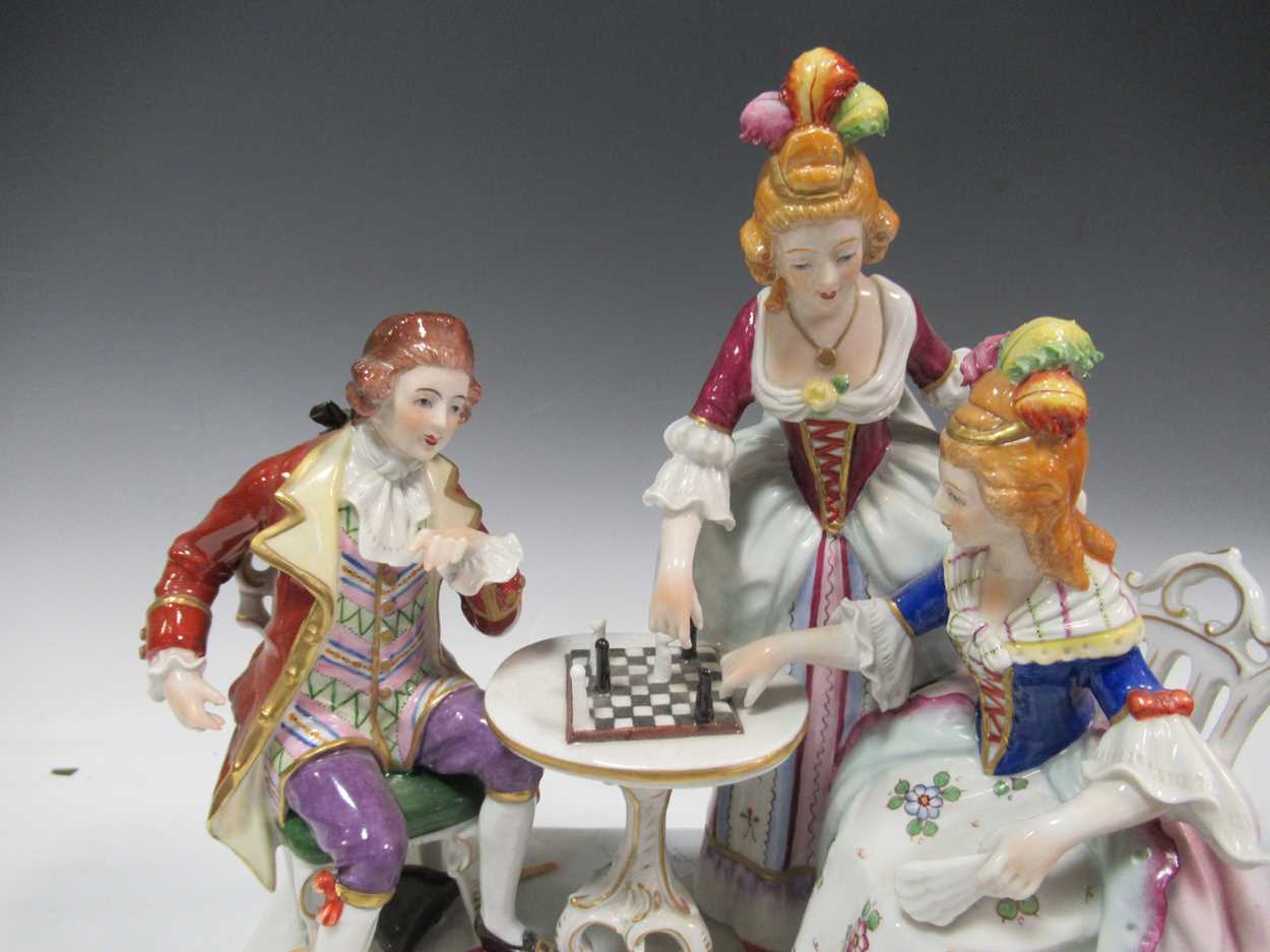 Three Continental porcelain models of figures in antique dress playing chess (3) - Bild 3 aus 9