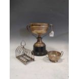 A silver trophy cup, together with a silver toast rack and a small two handled silver cup, 32ozt