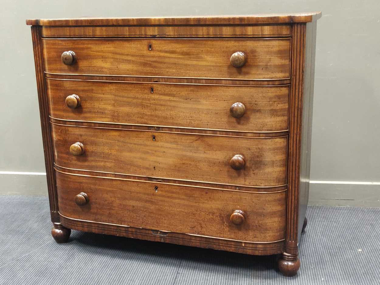Early Victorian mahogany chest of drawers, with reeded sides on bun