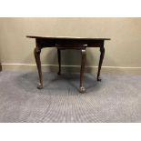 An oval drop leaf table with carved lion-paw feet on cabriole legs, 74 x 96 x 43 (closed), 74 x 96 x