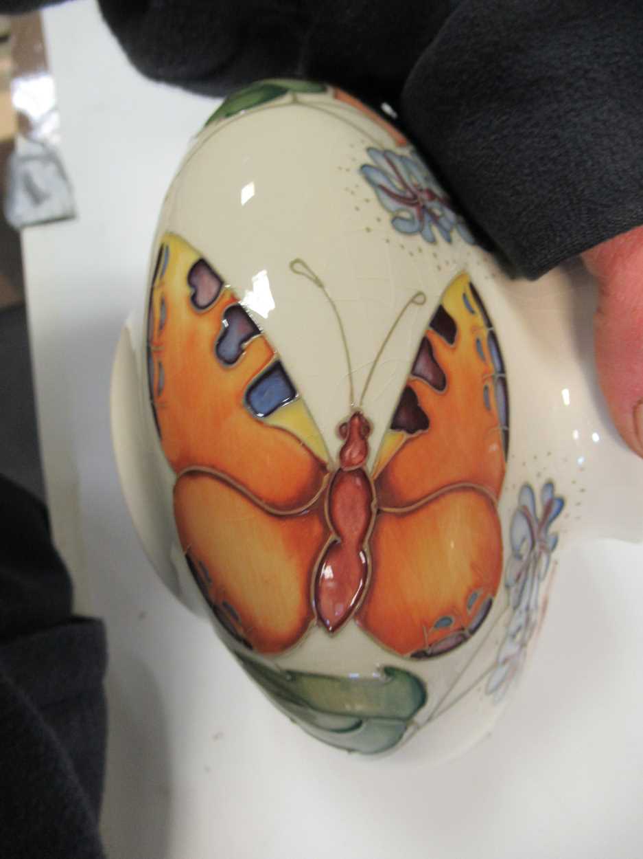 Two modern Moorcroft Butterfly pattern vases, tallest 26cm (2) - Bild 4 aus 5