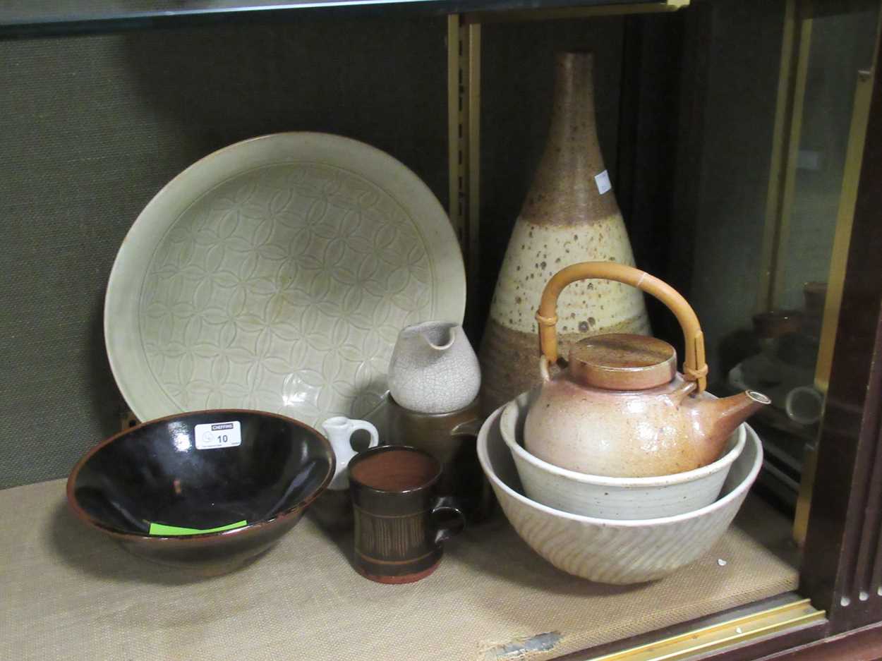 A collection of 20th century studio ceramics, to include two slab built vases, four mugs, a - Bild 9 aus 9