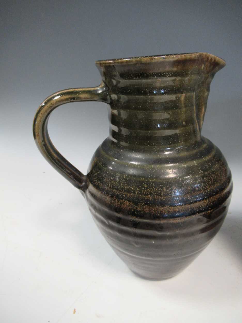 A collection of studio pottery and ceramic wares, to include, jugs, cups, plates, etc - Bild 7 aus 34