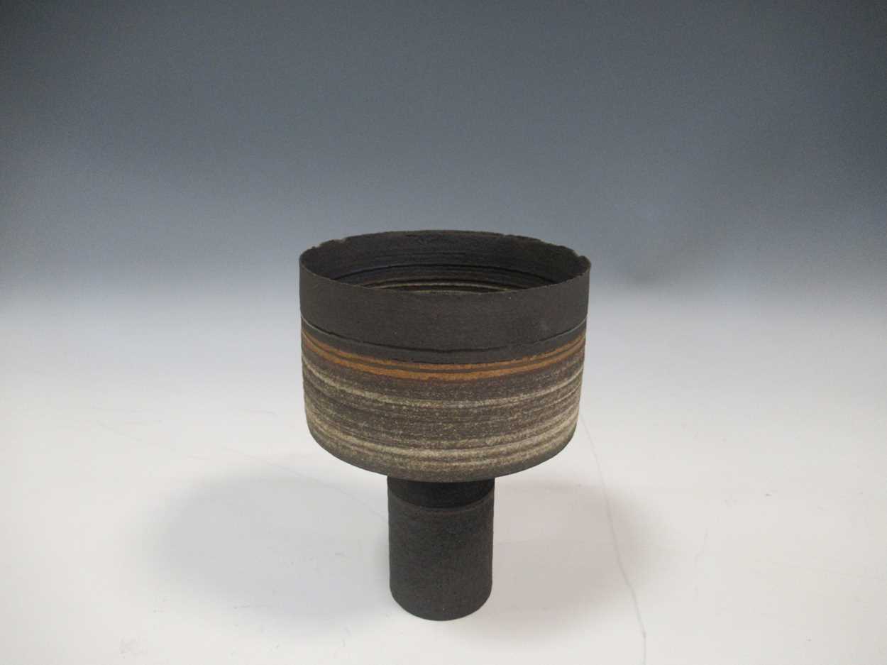 A quantity of contemporary studio ceramics, to include an incised charger by Jonathan Chiswell - Bild 7 aus 21