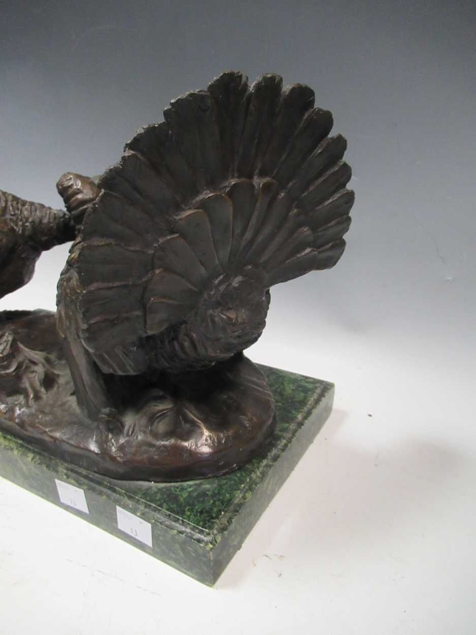 A bronze brace of Turkeys, signed 'Bazan', on a green stone base, 23 x 33 x 18cm, including base - Bild 2 aus 4