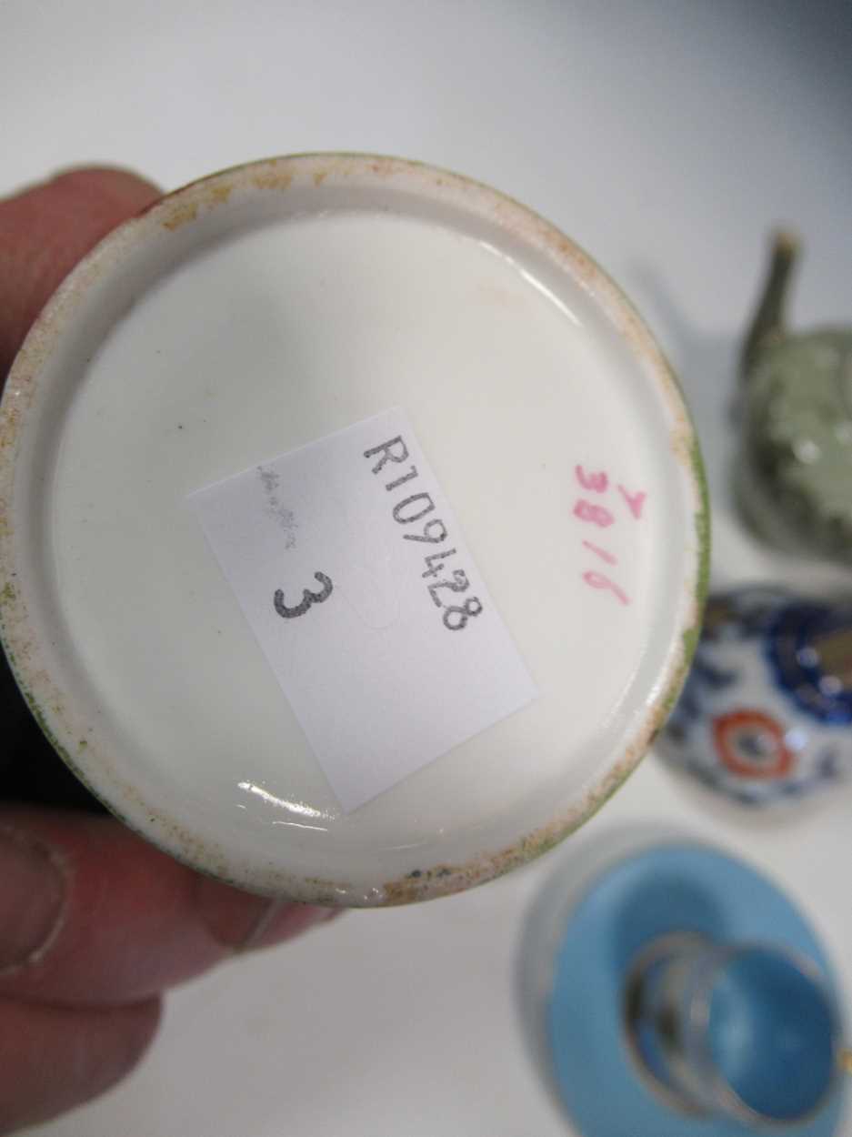 A Macintyre (Moorcroft) vase, a Macintyre three-piece tea set and a pair of coffee cans and - Bild 4 aus 20