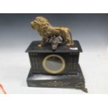 Black slate and gilt metal mantle clock surmounted with a lion, a/f, 39cm wide