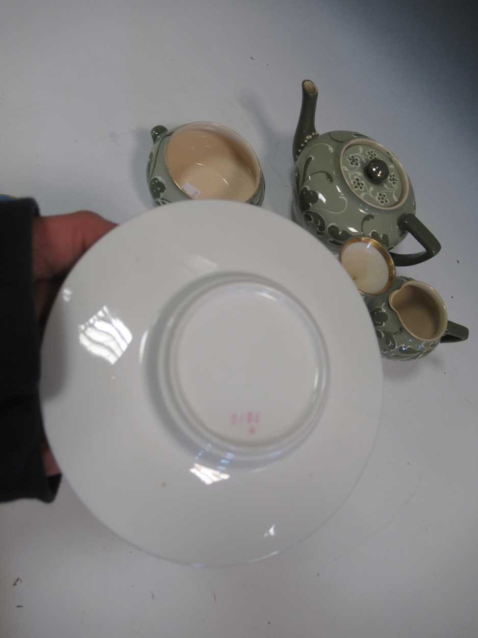 A Macintyre (Moorcroft) vase, a Macintyre three-piece tea set and a pair of coffee cans and - Bild 6 aus 20