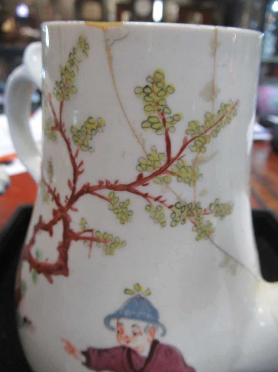 An 18th century pearlware coffee pot and cover, polychrome decorated with Chinoiserie figures in a - Bild 17 aus 31