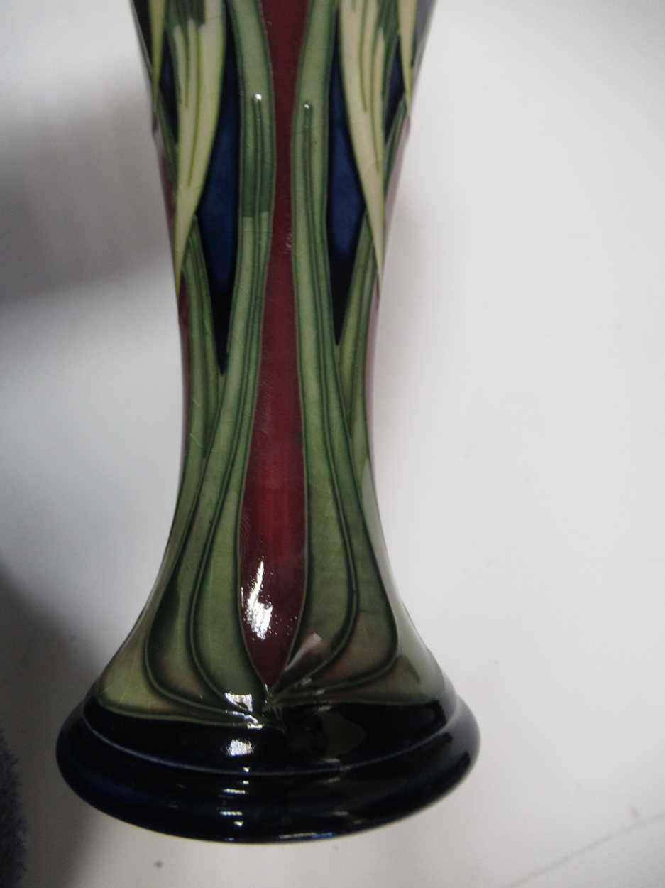 Three large modern Moorcroft limited edition vases, including a Rose and Bud pattern vase designed - Bild 2 aus 6