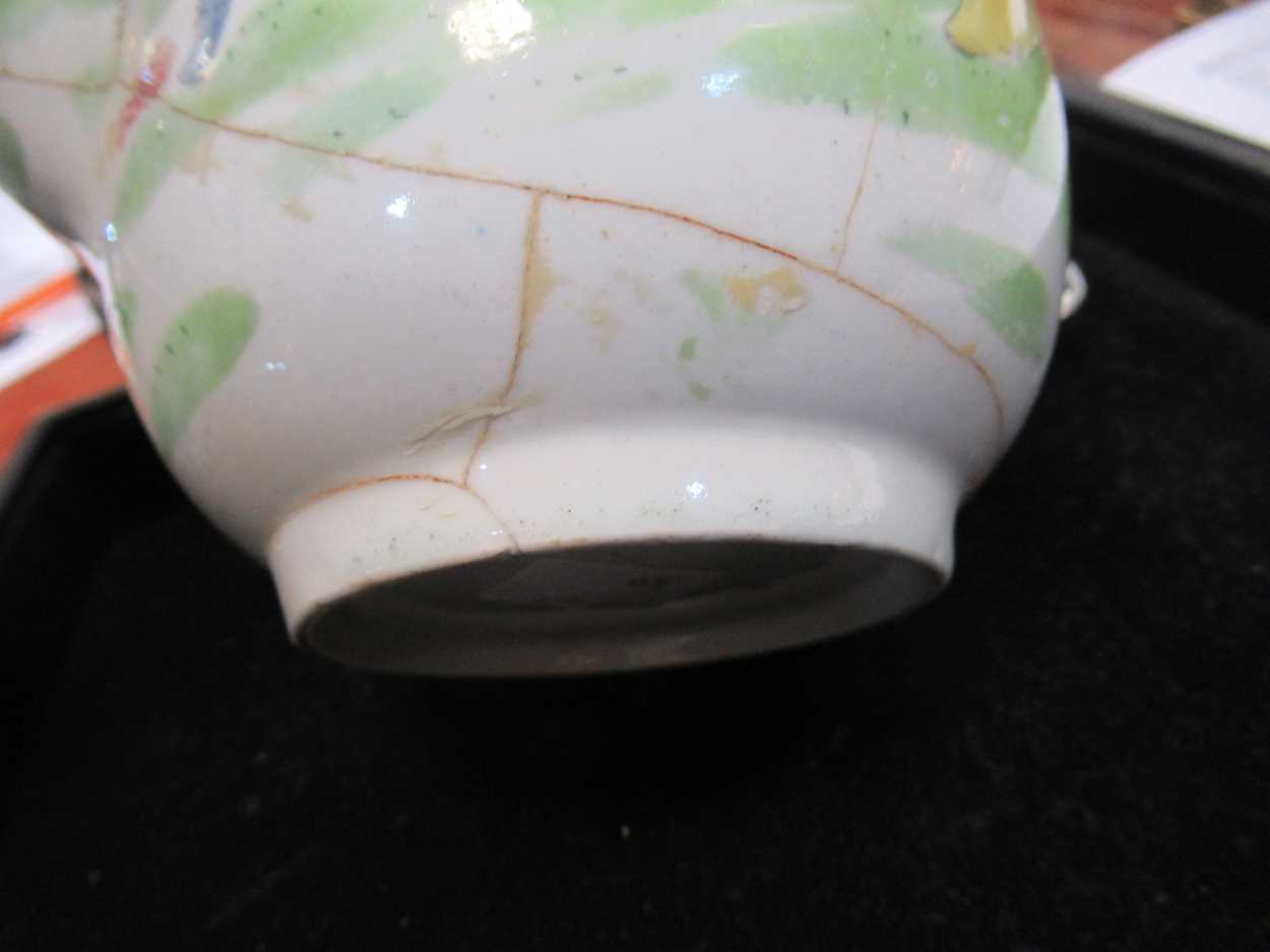 An 18th century pearlware coffee pot and cover, polychrome decorated with Chinoiserie figures in a - Bild 19 aus 31