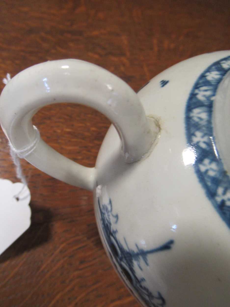 Worcester and Caughley porcelain: a teapot and cover, a Bell Toy pattern jug, 2 tea bowls and a - Bild 27 aus 43