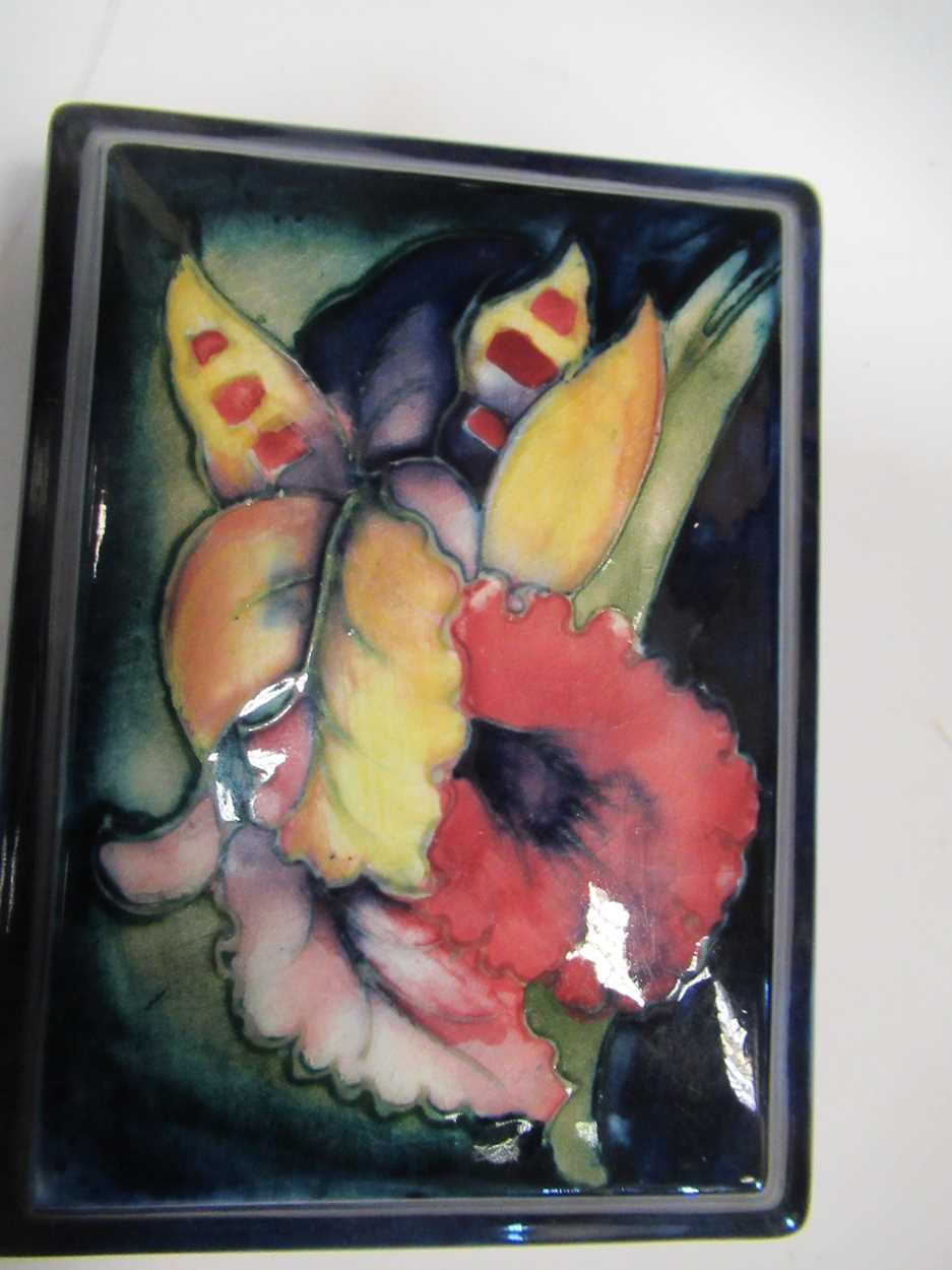 A Moorcroft Orchid pattern ginger jar and cover 15cm high, a box and cover and two small - Bild 10 aus 17