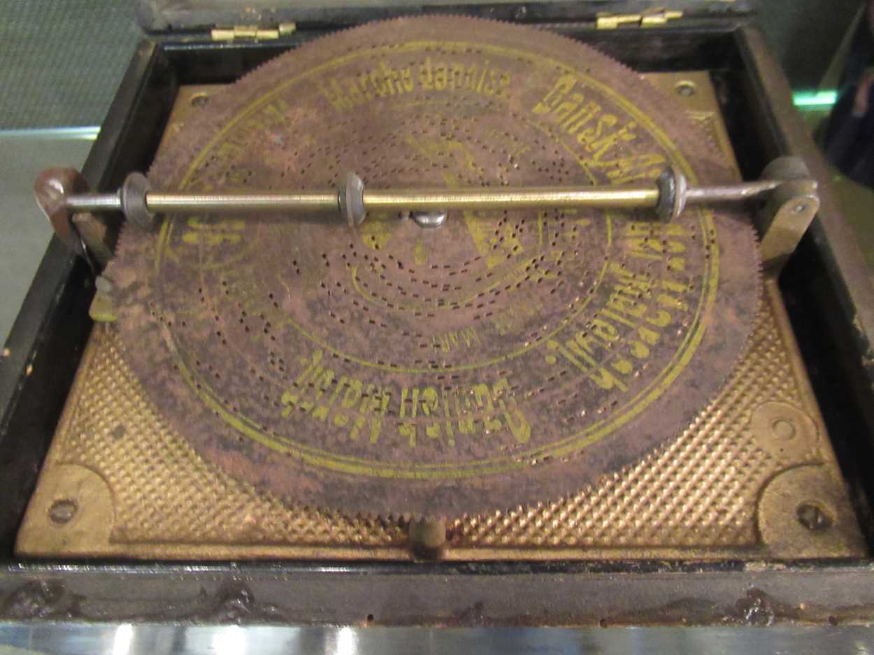 A small 19th century Symphonion 'Simplex' disc musical box with discs, in ebonised casePlaying a - Bild 5 aus 8