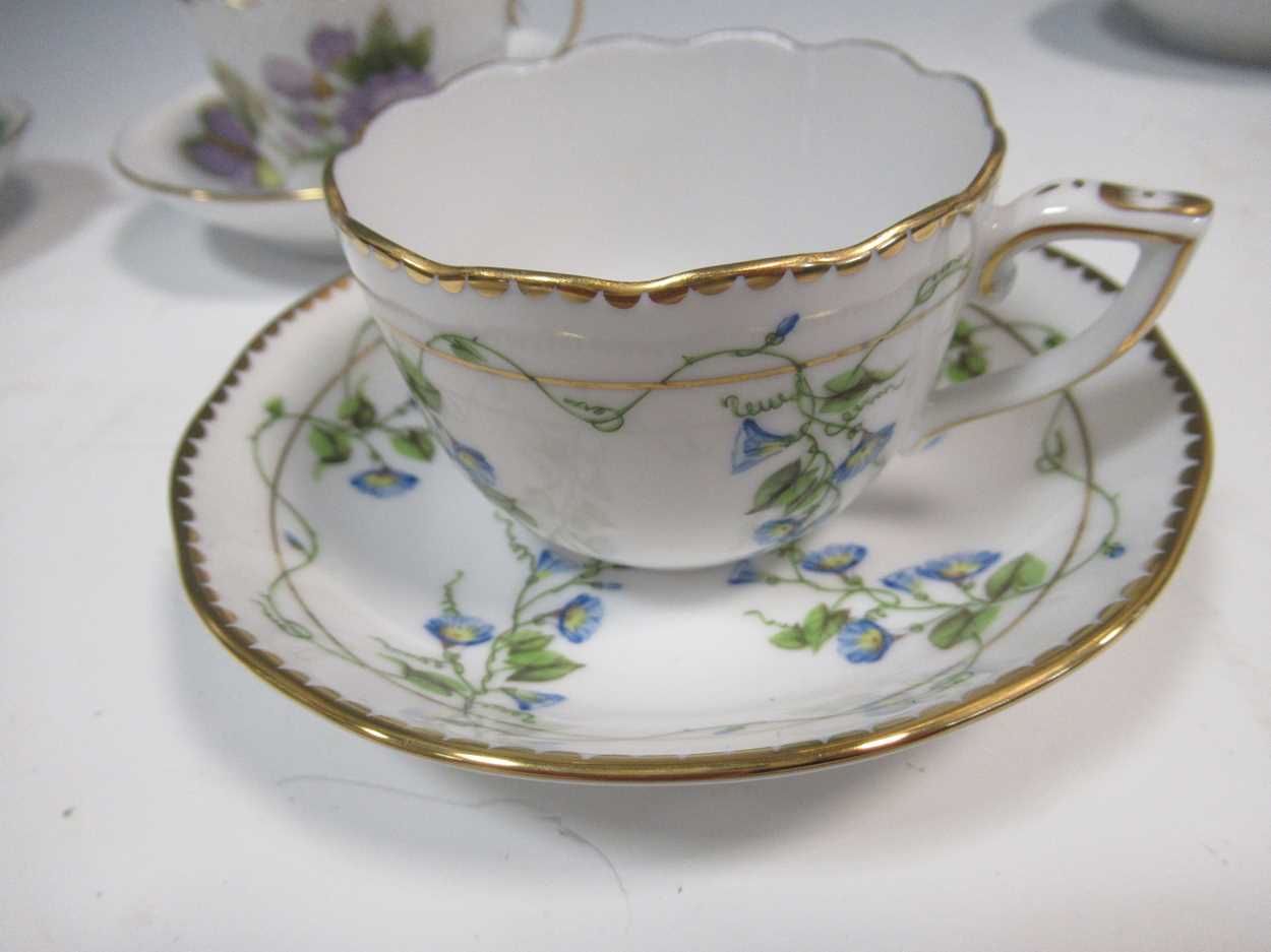 Six small Herend floral 'mocca' cups and saucersGenerally good condition. Minor rubbing to the - Bild 4 aus 12