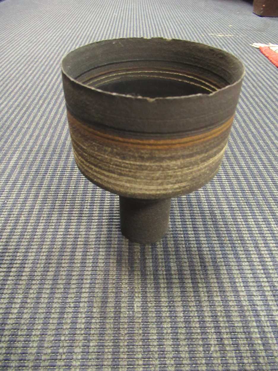 A quantity of contemporary studio ceramics, to include an incised charger by Jonathan Chiswell - Bild 17 aus 21