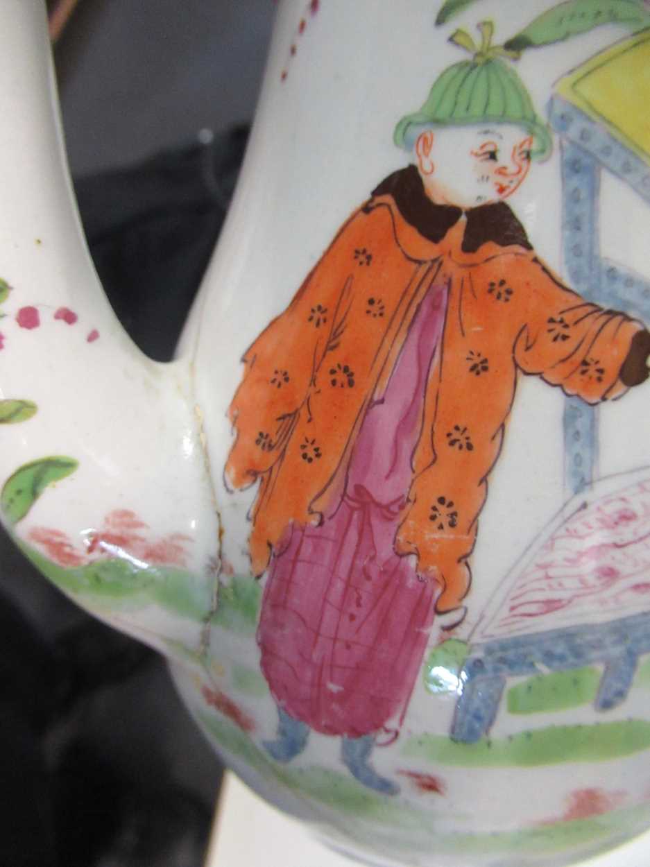 An 18th century pearlware coffee pot and cover, polychrome decorated with Chinoiserie figures in a - Bild 12 aus 31