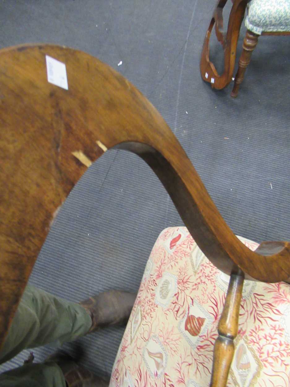 A pair of 19th century Continental inlaid walnut bedroom chairs, the shaped backs on turned front - Bild 5 aus 7