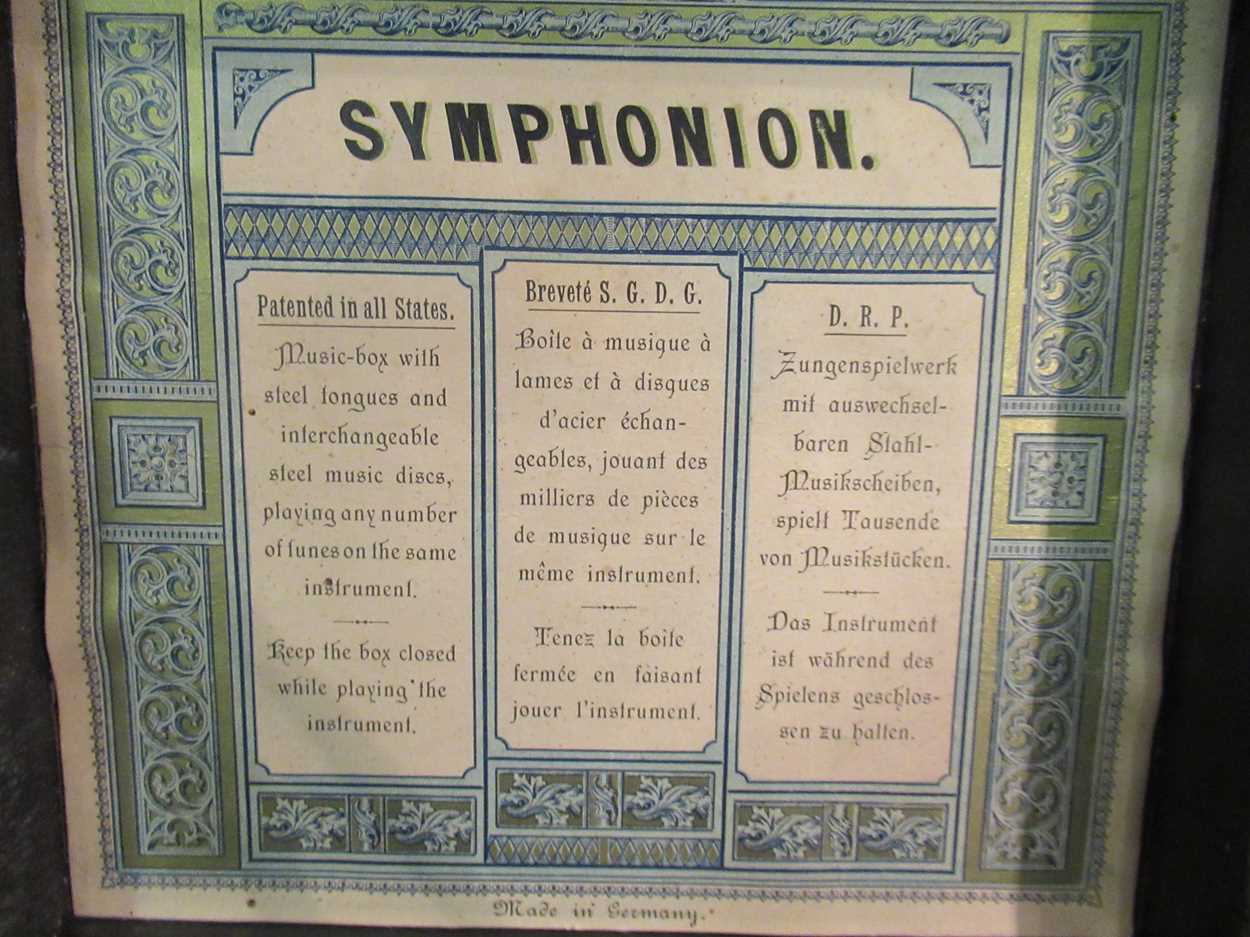 A small 19th century Symphonion 'Simplex' disc musical box with discs, in ebonised casePlaying a - Bild 6 aus 8