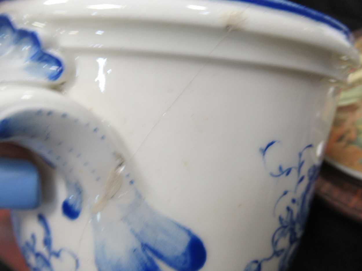 An 18th century pearlware coffee pot and cover, polychrome decorated with Chinoiserie figures in a - Bild 25 aus 31