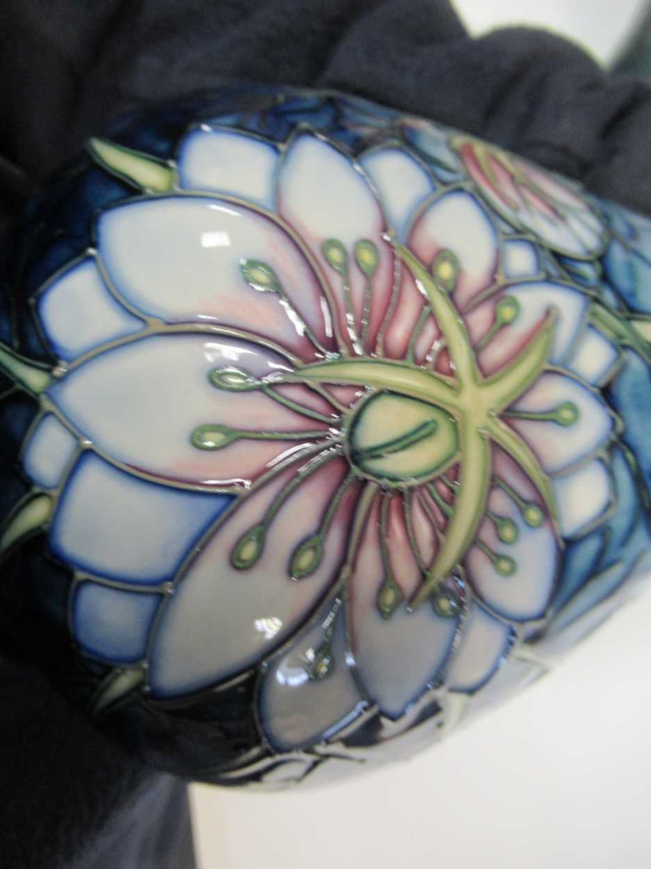 Three large modern Moorcroft limited edition vases, including a Rose and Bud pattern vase designed - Bild 4 aus 6