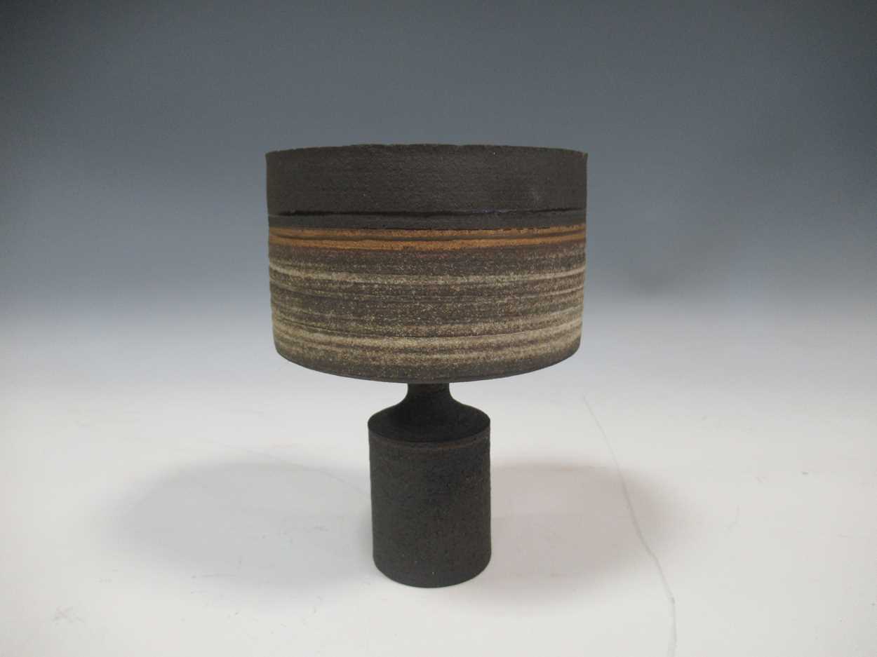 A quantity of contemporary studio ceramics, to include an incised charger by Jonathan Chiswell - Bild 6 aus 21