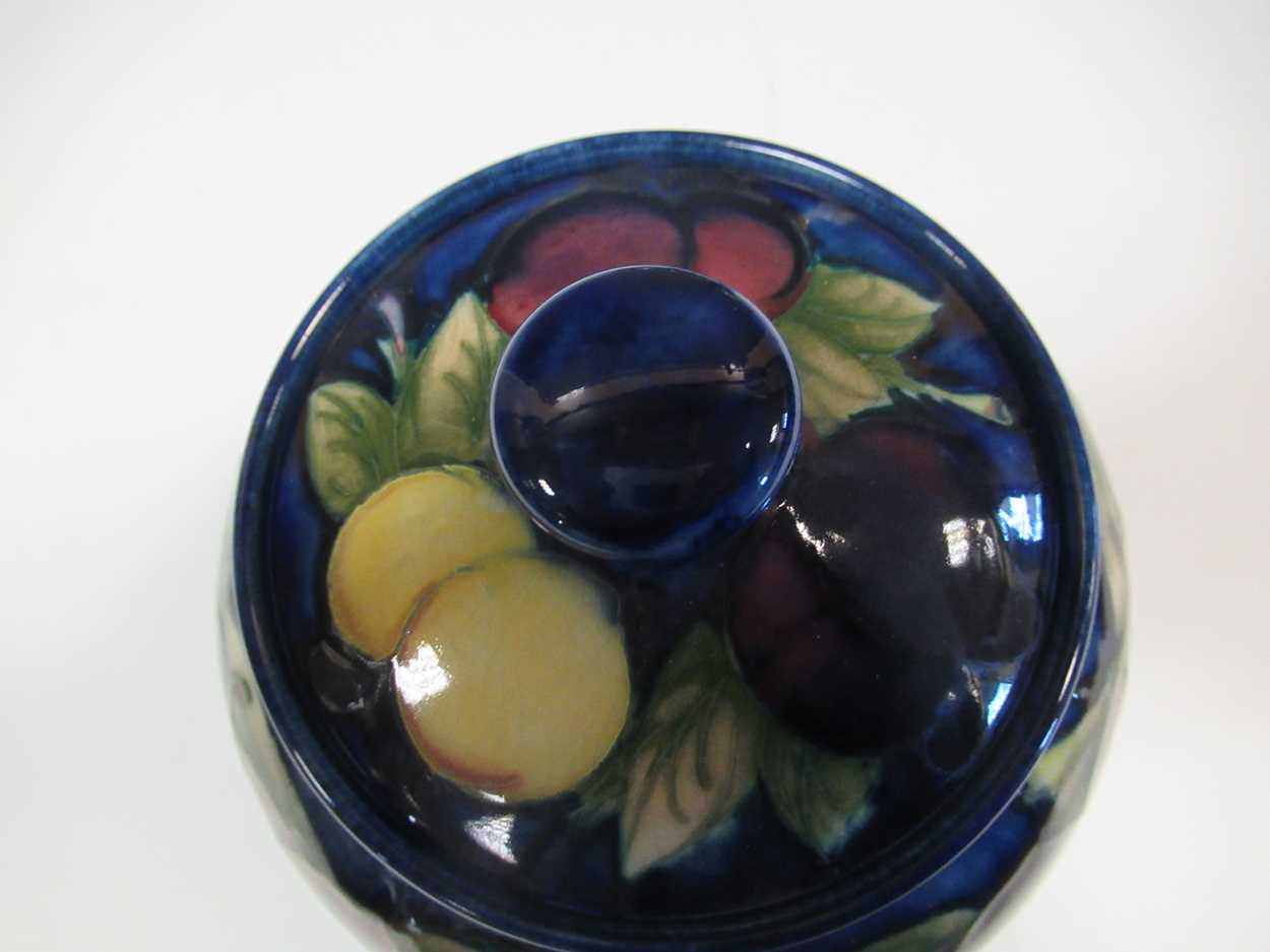 Two Moorcroft Wisteria pattern vases, a jar and cover and a dish, tallest 16cm high (4)The both - Bild 2 aus 21