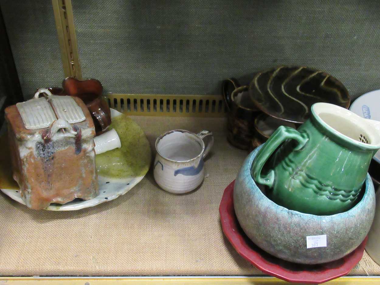 A collection of studio pottery and ceramic wares, to include, jugs, cups, plates, etc - Bild 4 aus 34