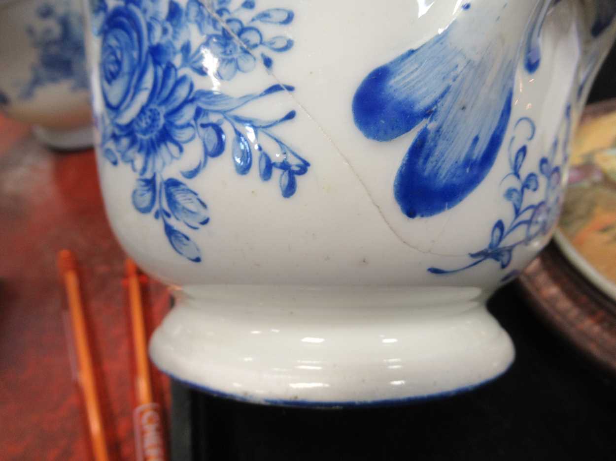 An 18th century pearlware coffee pot and cover, polychrome decorated with Chinoiserie figures in a - Bild 23 aus 31