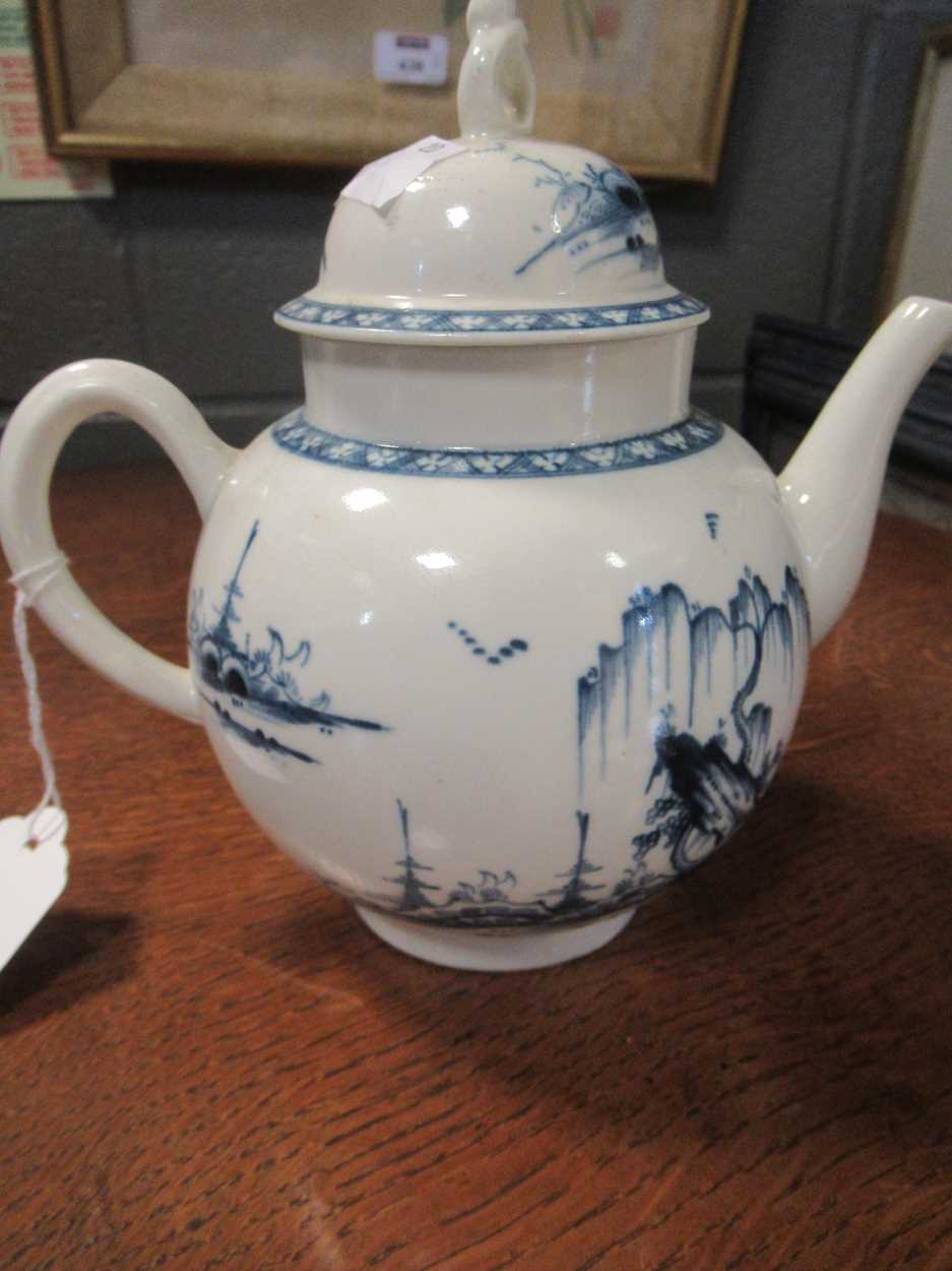 Worcester and Caughley porcelain: a teapot and cover, a Bell Toy pattern jug, 2 tea bowls and a - Bild 30 aus 43