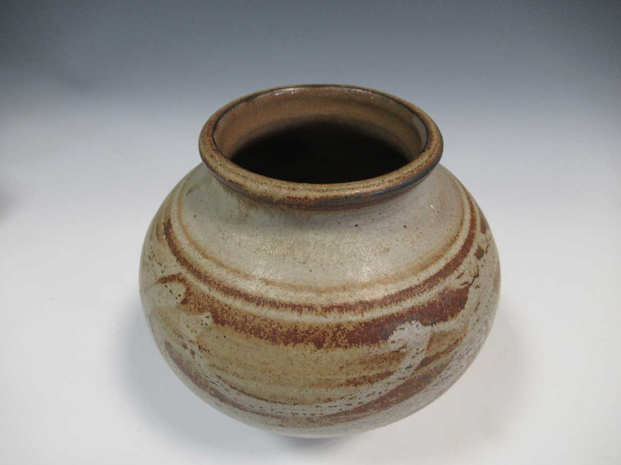 A quantity of contemporary studio ceramics, to include an incised charger by Jonathan Chiswell - Bild 9 aus 21