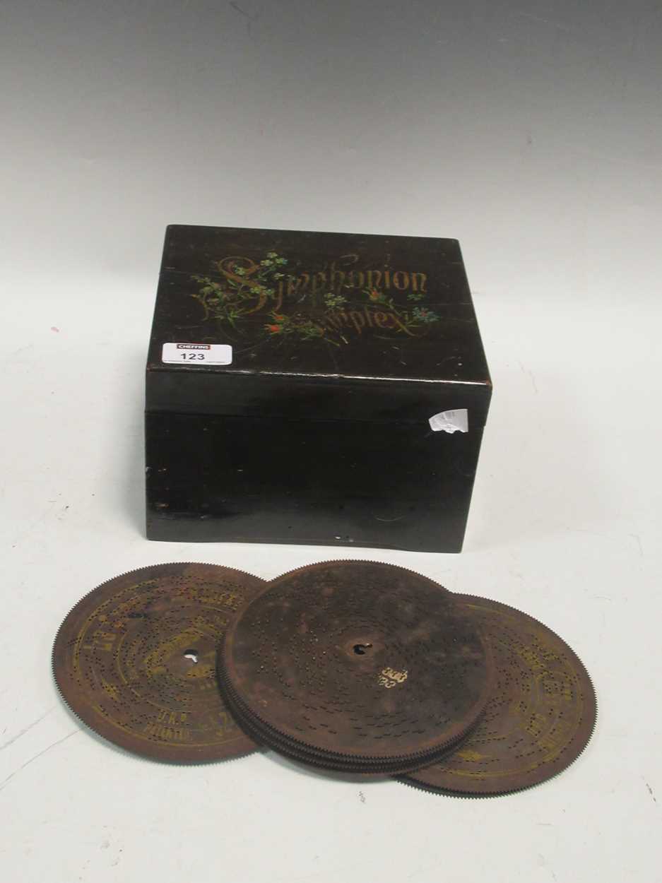 A small 19th century Symphonion 'Simplex' disc musical box with discs, in ebonised casePlaying a - Bild 2 aus 8