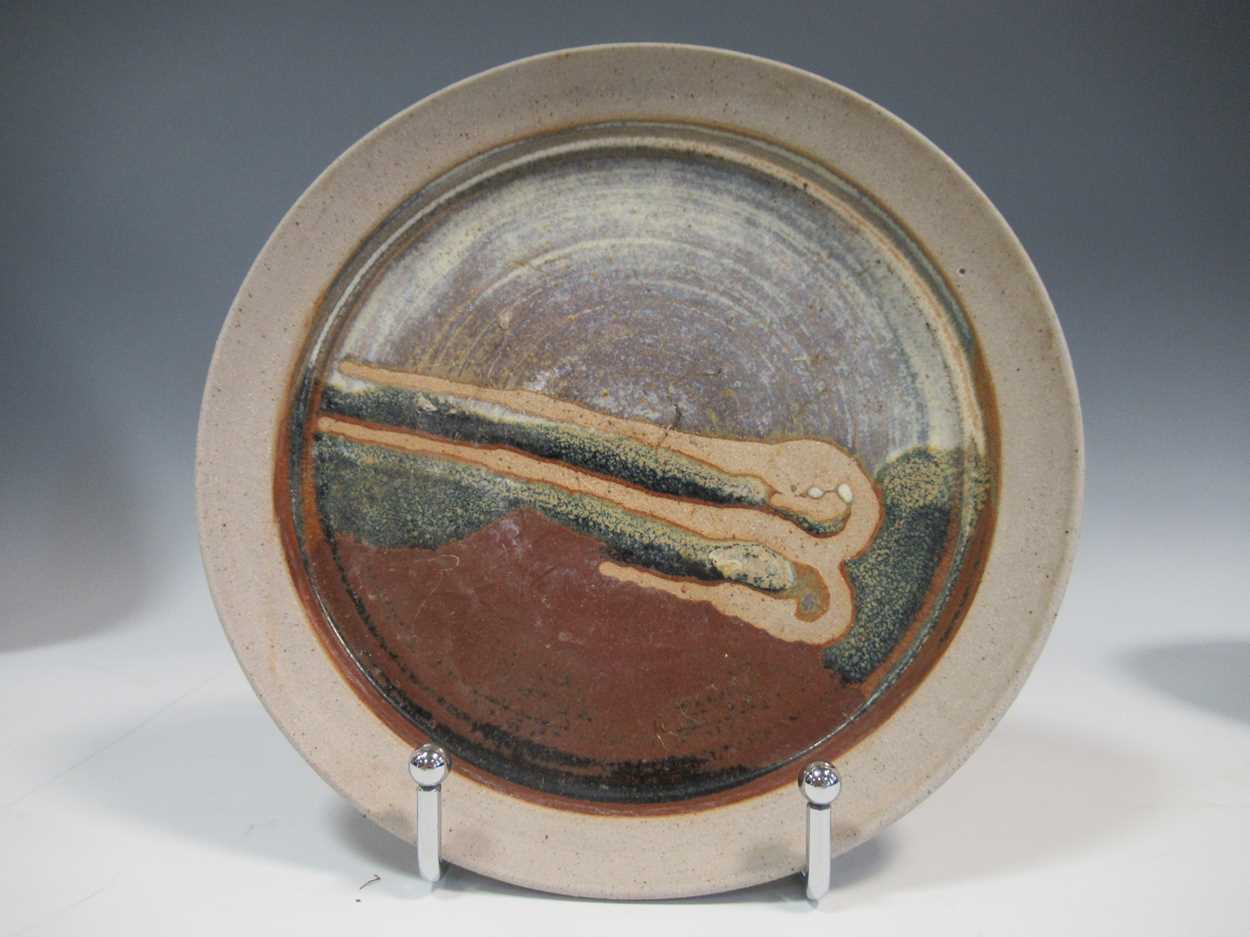 A quantity of contemporary studio ceramics, to include an incised charger by Jonathan Chiswell - Bild 10 aus 21