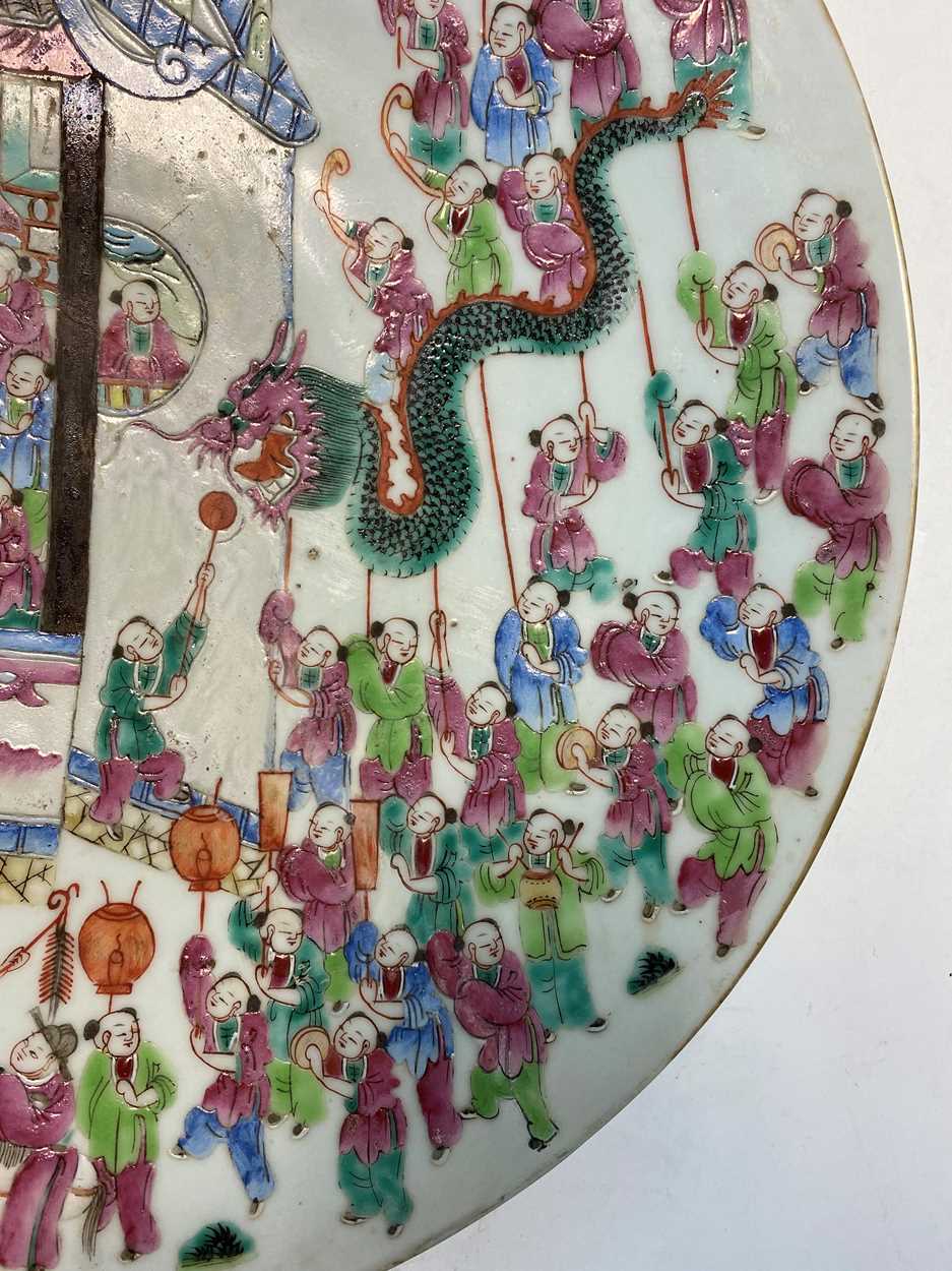 A Chinese famille rose porcelain circular festival plate, late Qing Dynasty, circa 1900, - Image 11 of 21