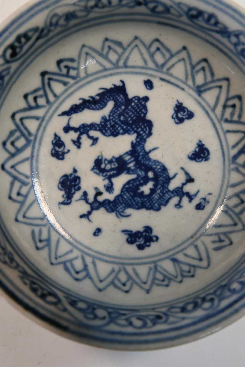 A Chinese blue and white Ming style dragon stem cup, probably Qing Dynasty or later, - Image 7 of 12