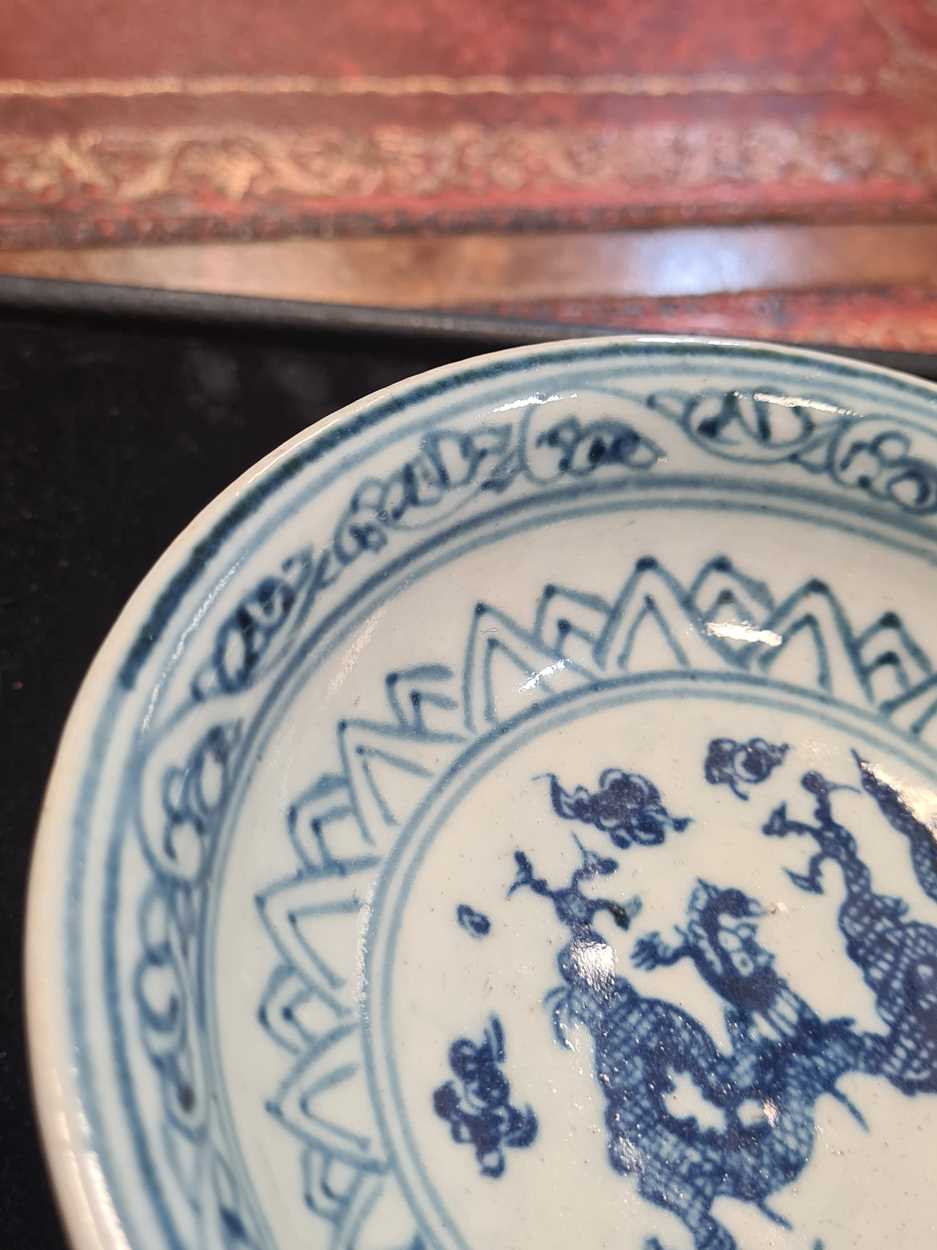 A Chinese blue and white Ming style dragon stem cup, probably Qing Dynasty or later, - Image 8 of 12